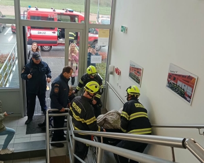 Hasiči si vyzkoušeli evakuaci nájemníků bytového domu Albertova 357